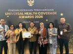 Asisten I Denny Mangala Menerima Piala dan Sertifikat UHC