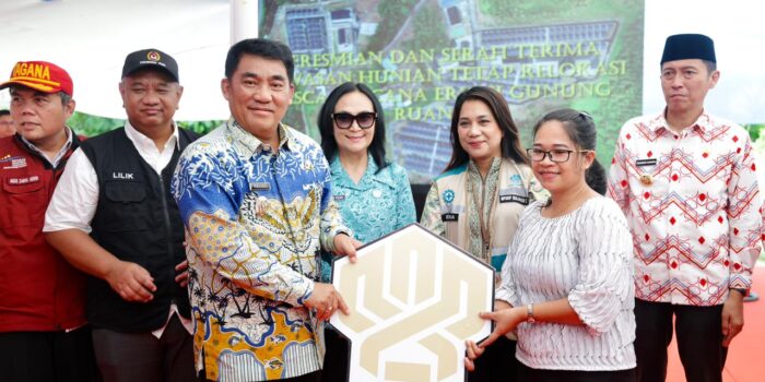 Penyerahan Kunci Huntap kepada Warga Relokasi ke Bolsel Pasca Erupsi Gunung Ruang di Sitaro