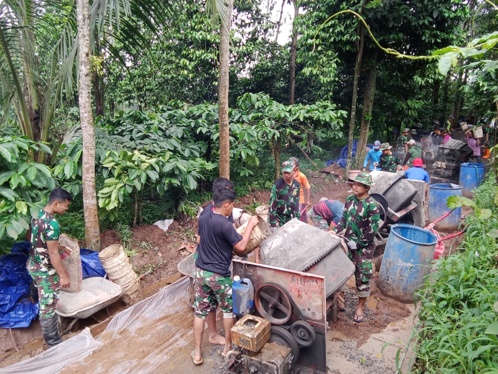 Semangat Anggota Satgas dan Masyarakat Tak Goyahkan oleh Cuaca Tak Menentu