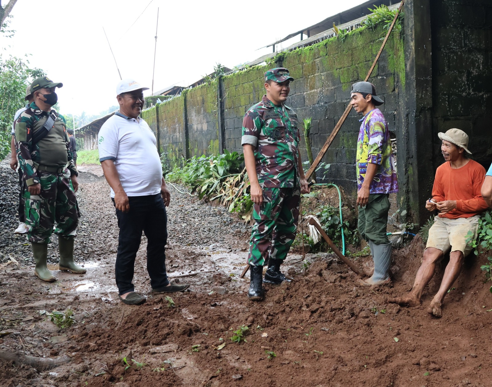 Dukungan Moril, Dandim Sambangi Anggota Satgas dan Warga di Lokasi Pengecoran
